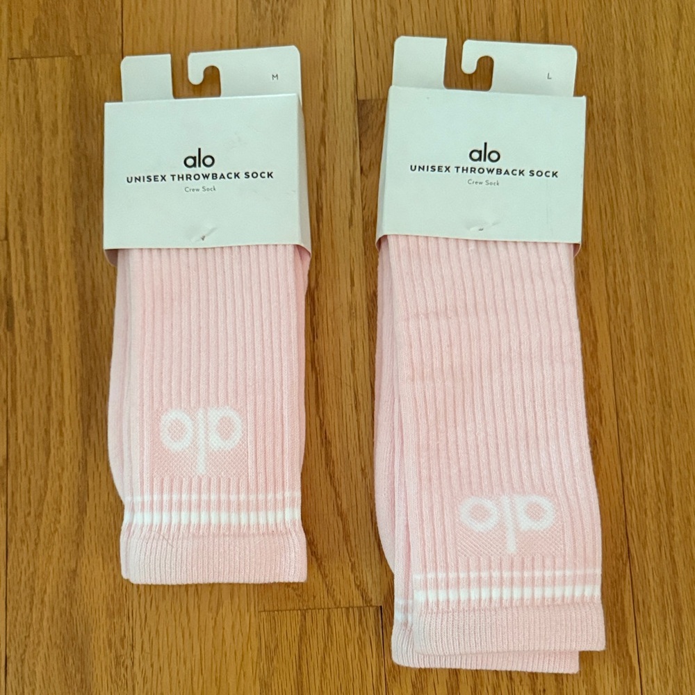 ALO Yoga Light Pink throwback Socks - powder pink